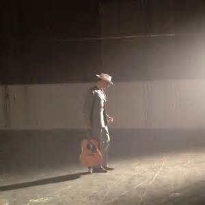 Hiddleston in character, a lone figure with his guitar. Courtesy of Bing.com